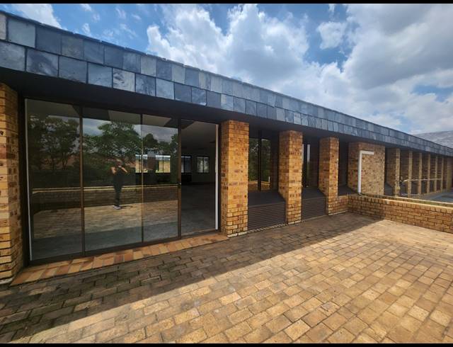 270M² OFFICE TO LET IN VORNA VALLEY